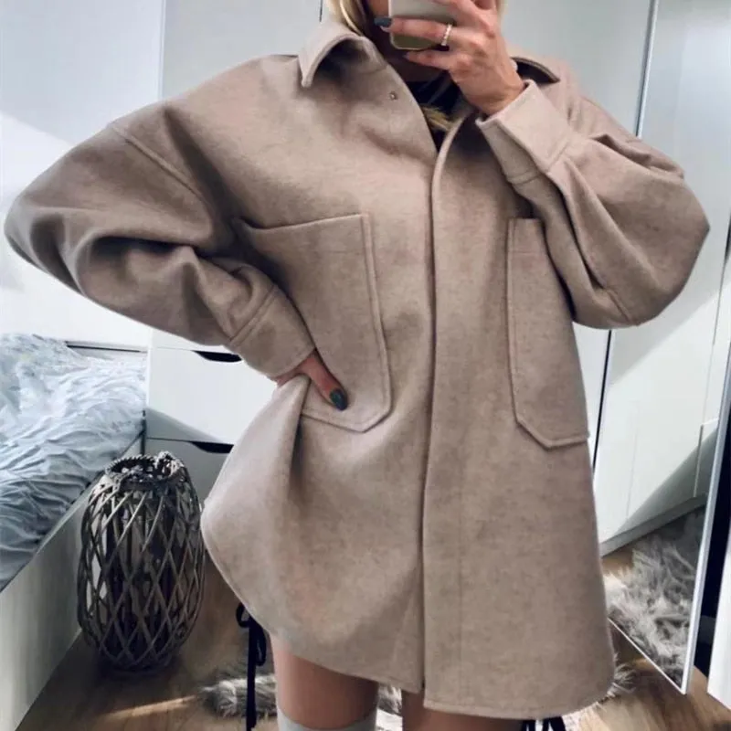 Casual long-sleeved blouse with pockets - Comfortable and versatile - Stylish design for modern women