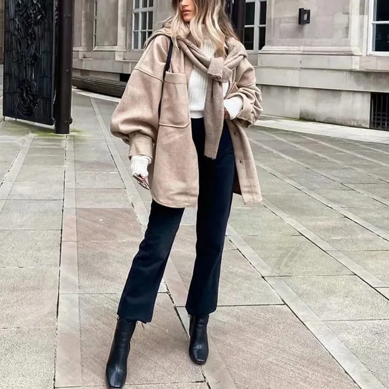 Casual long-sleeved blouse with pockets - Comfortable and versatile - Stylish design for modern women
