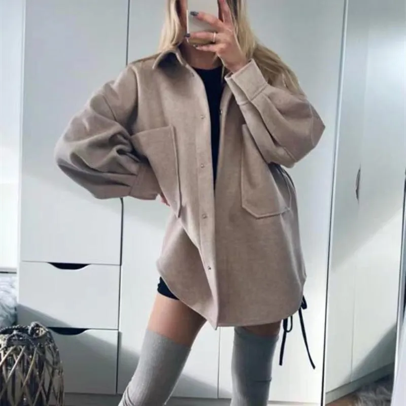 Casual long-sleeved blouse with pockets - Comfortable and versatile - Stylish design for modern women