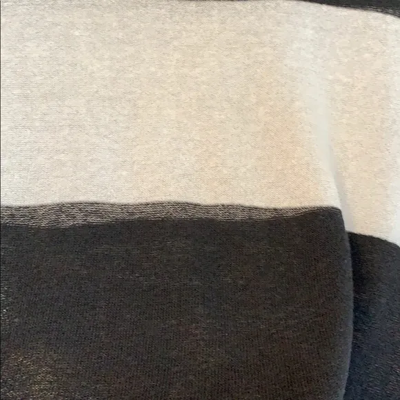 💕HP💕525 America black and white Striped sweater
