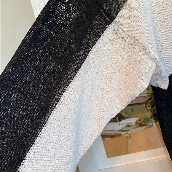 💕HP💕525 America black and white Striped sweater