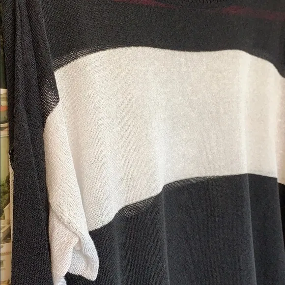 💕HP💕525 America black and white Striped sweater