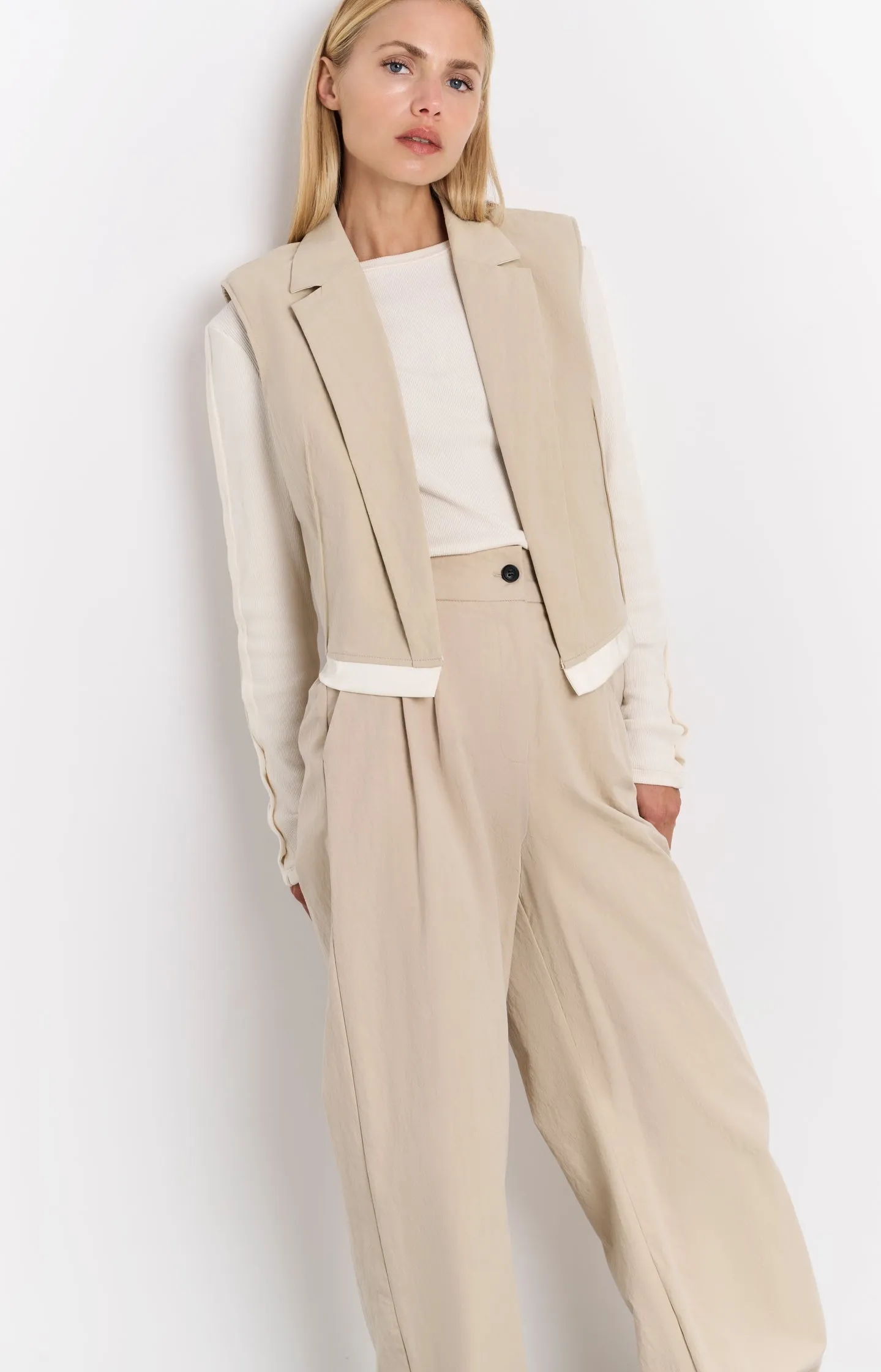 Sleeveless cotton gilet with contrasting details