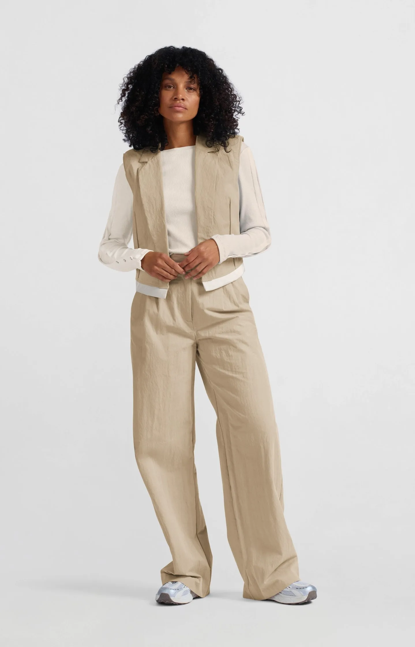 Sleeveless cotton gilet with contrasting details
